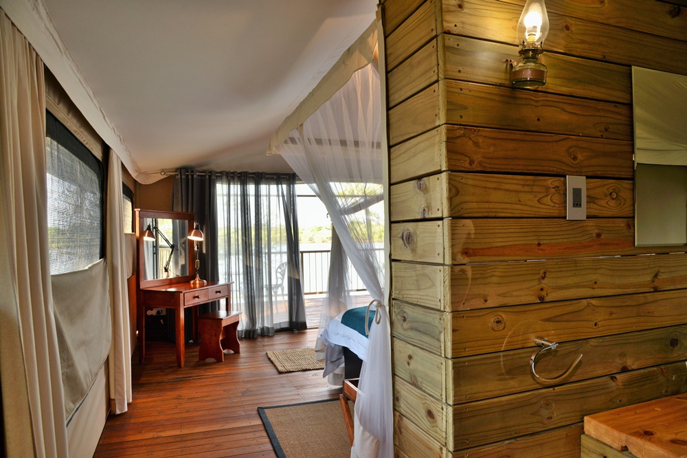 Jackalberry ensuite bathroom and bedroom view onto the Chobe River
