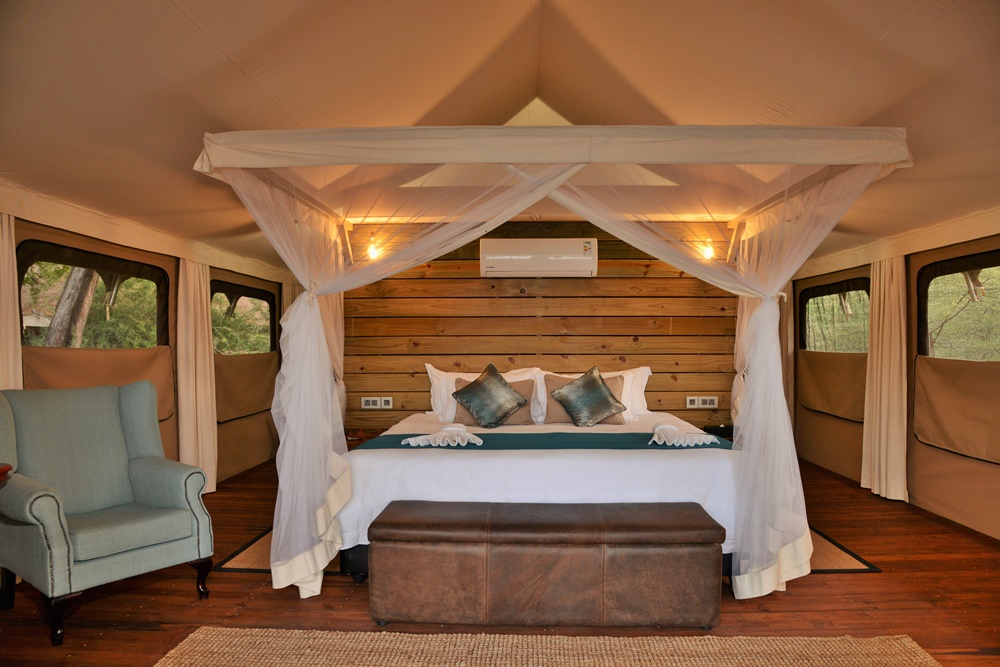Luxurious king sized bed with mosquito net at Jackalberry
